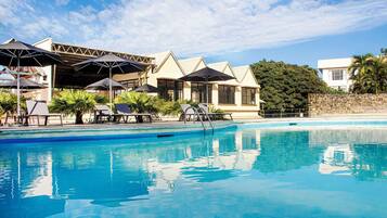 Piscine extérieure, parasols de plage, chaises longues