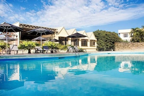 Outdoor pool, open 10:00 AM to 7:00 PM, pool umbrellas, sun loungers - Hotel Faranda Guayacanes, a member of Radisson Individuals (Chitre)