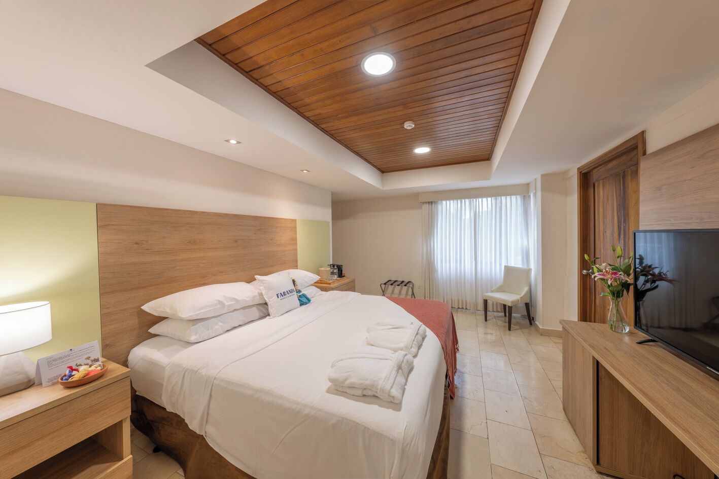 Suite, Berbilang Katil, Non Smoking | Peralatan tempat tidur premium, gebar bulu kapas, peti besi dalam bilik 