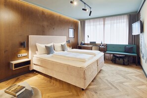 Superior Suite | Hypo-allergenic bedding, pillowtop beds, individually furnished, desk