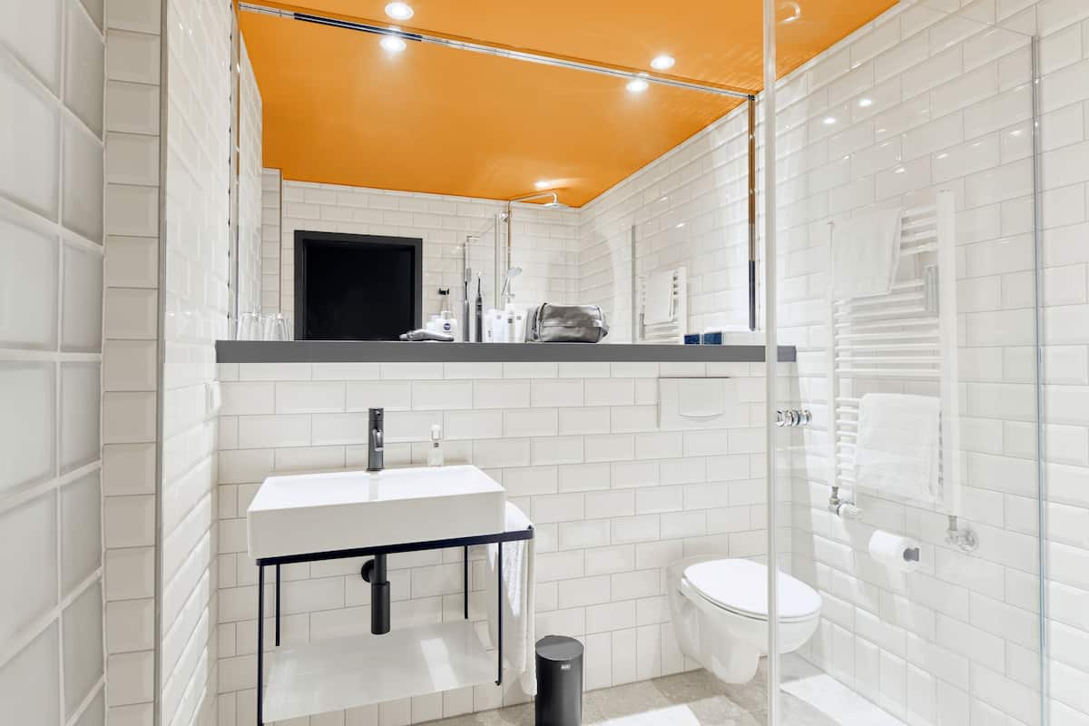 superior suite | bathroom | shower, free toiletries, hair dryer, towels