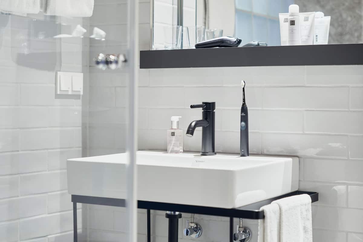 comfort double room | bathroom | shower, free toiletries, hair dryer, towels