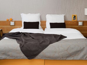 In-room safe, desk, iron/ironing board, free cribs/infant beds - Aparthotel Adagio Paris XV (Paris)