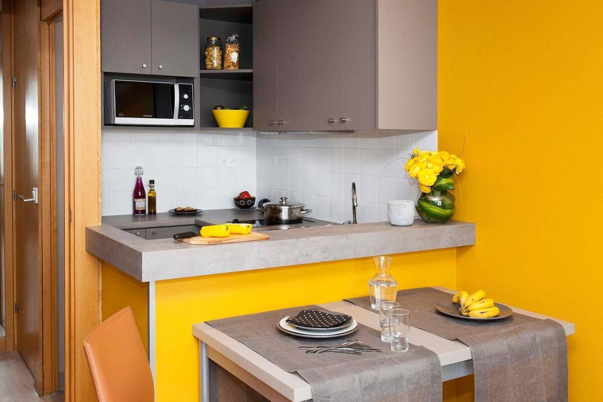 Estudio, 1 cama matrimonial | Caja de seguridad en la habitación y escritorio