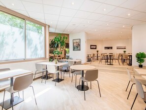 Bữa sáng buffet hàng ngày (19 EUR/mỗi người)