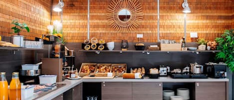 Petit déjeuner buffet (19 EUR par personne)