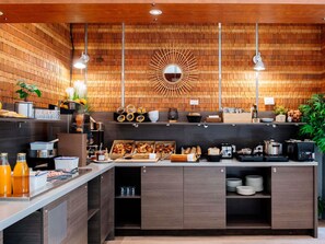 Petit déjeuner buffet (19 EUR par personne)