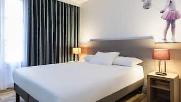 Zimmersafe, Schreibtisch, Verdunkelungsvorhänge, Bügeleisen/Bügelbrett