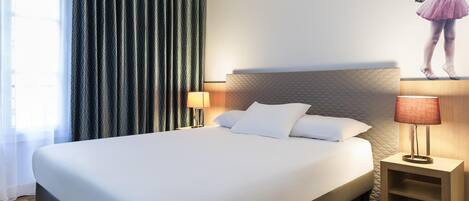 Coffre-fort, bureau, rideaux d’obscurcissement