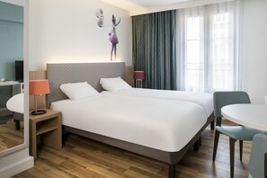 Studio, 1 tweepersoonsbed of 2 eenpersoonsbedden (2 Adults) | Een kluis op de kamer, een bureau, verduisterende gordijnen