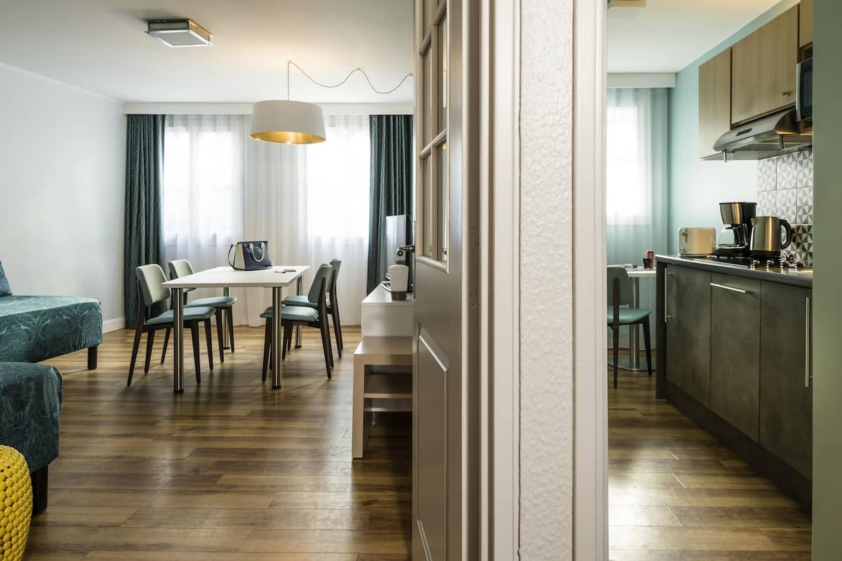 Apartamento, 1 habitación | Caja fuerte, escritorio, cortinas opacas y tabla de planchar con plancha
