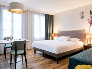 Studio (3 Adults) | Een kluis op de kamer, een bureau, verduisterende gordijnen