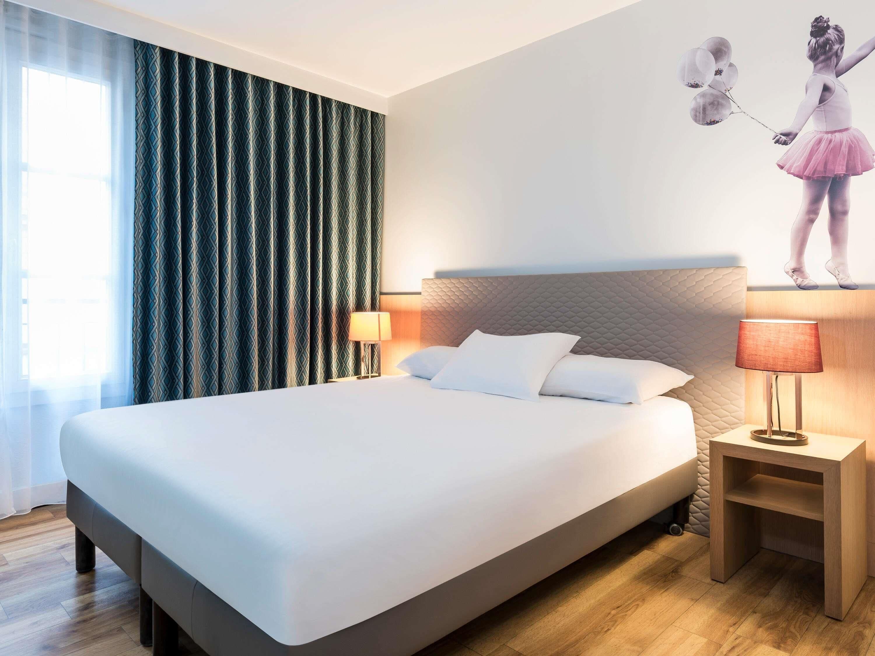 Két bảo mật tại phòng, bàn, màn/rèm cản sáng, bàn ủi/dụng cụ ủi quần áo 