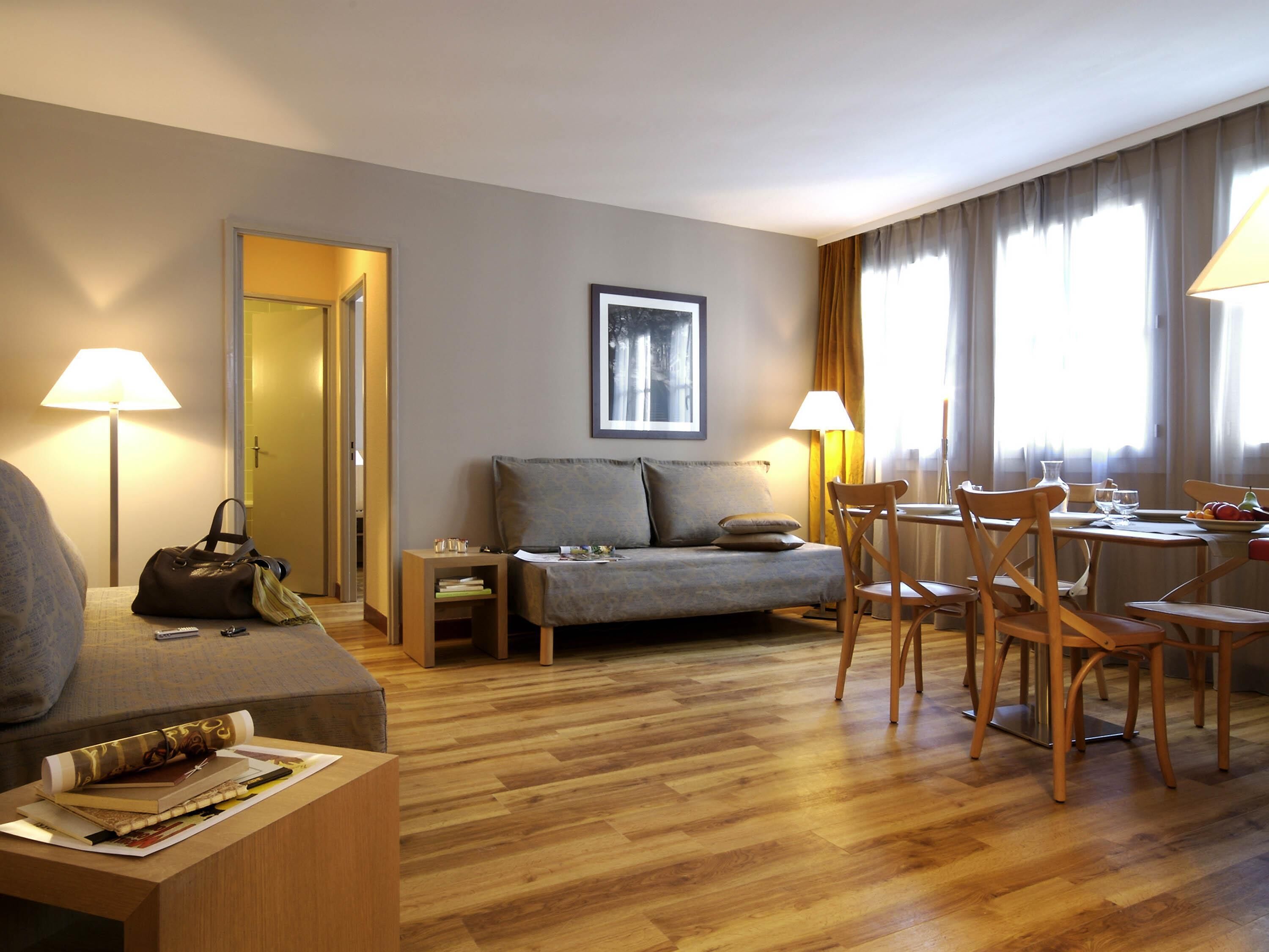 房內夾萬、書桌、遮光窗簾/窗簾、熨斗/熨衫板