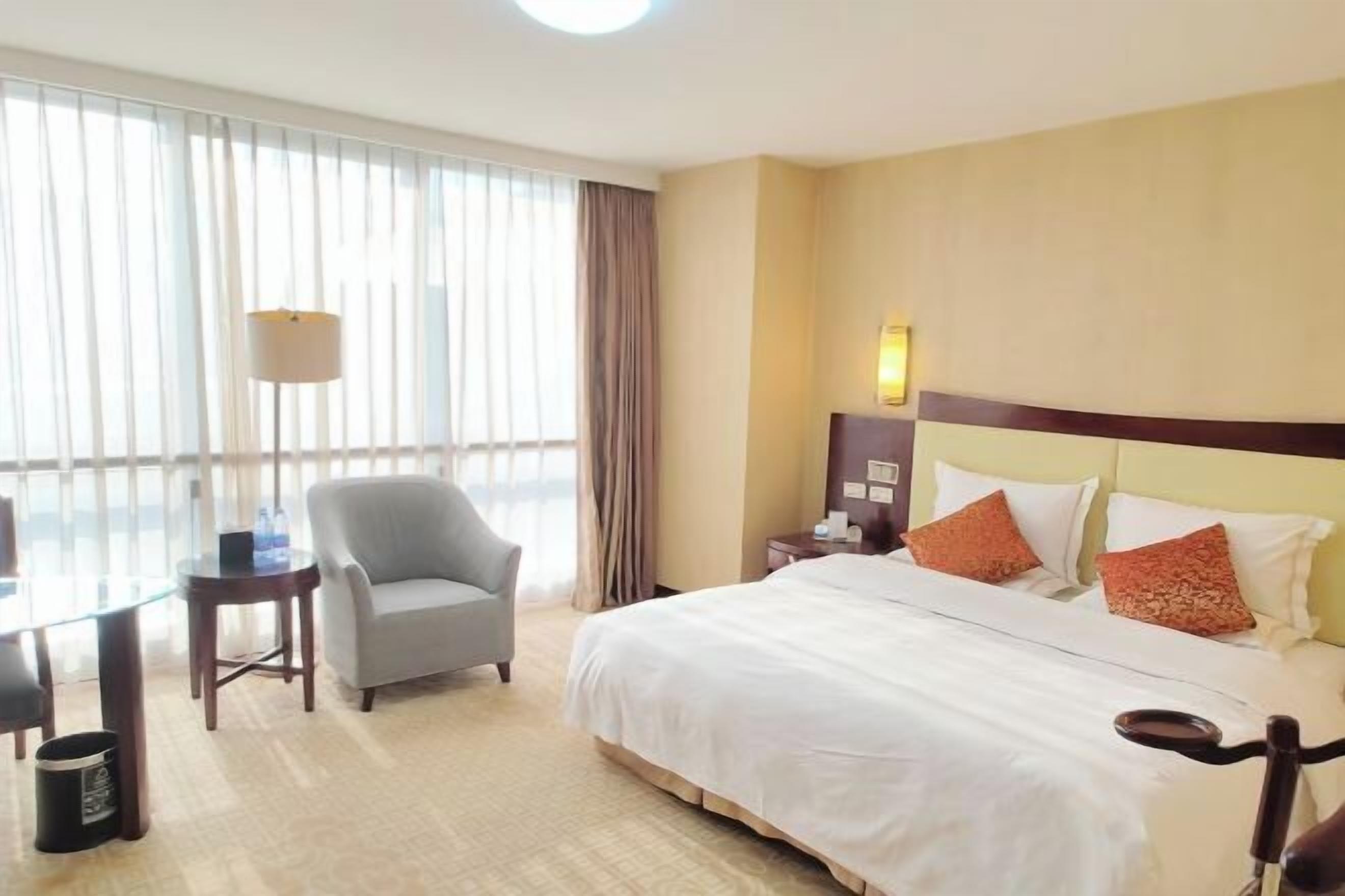 Minibar, coffres-forts dans les chambres, fer et planche à repasser