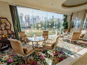 Lobby lounge