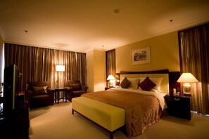 Business Room, 1 King Bed | Minibar, in-room safe, iron/ironing board, free cribs/infant beds