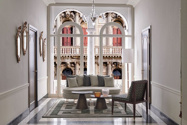 Een 55-inch flatscreentelevisie met satellietzenders en televisie