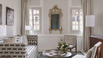 Suite, Terrasse (Violino D Oro) | Wohnbereich | 55-Zoll-Flachbildfernseher mit Satellitenempfang, Fernseher, Netflix