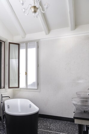 Executive Suite, Terrace | Bathroom | Rainfall showerhead, free toiletries, hair dryer, bathrobes - Violino D’Oro Venezia (Venice)