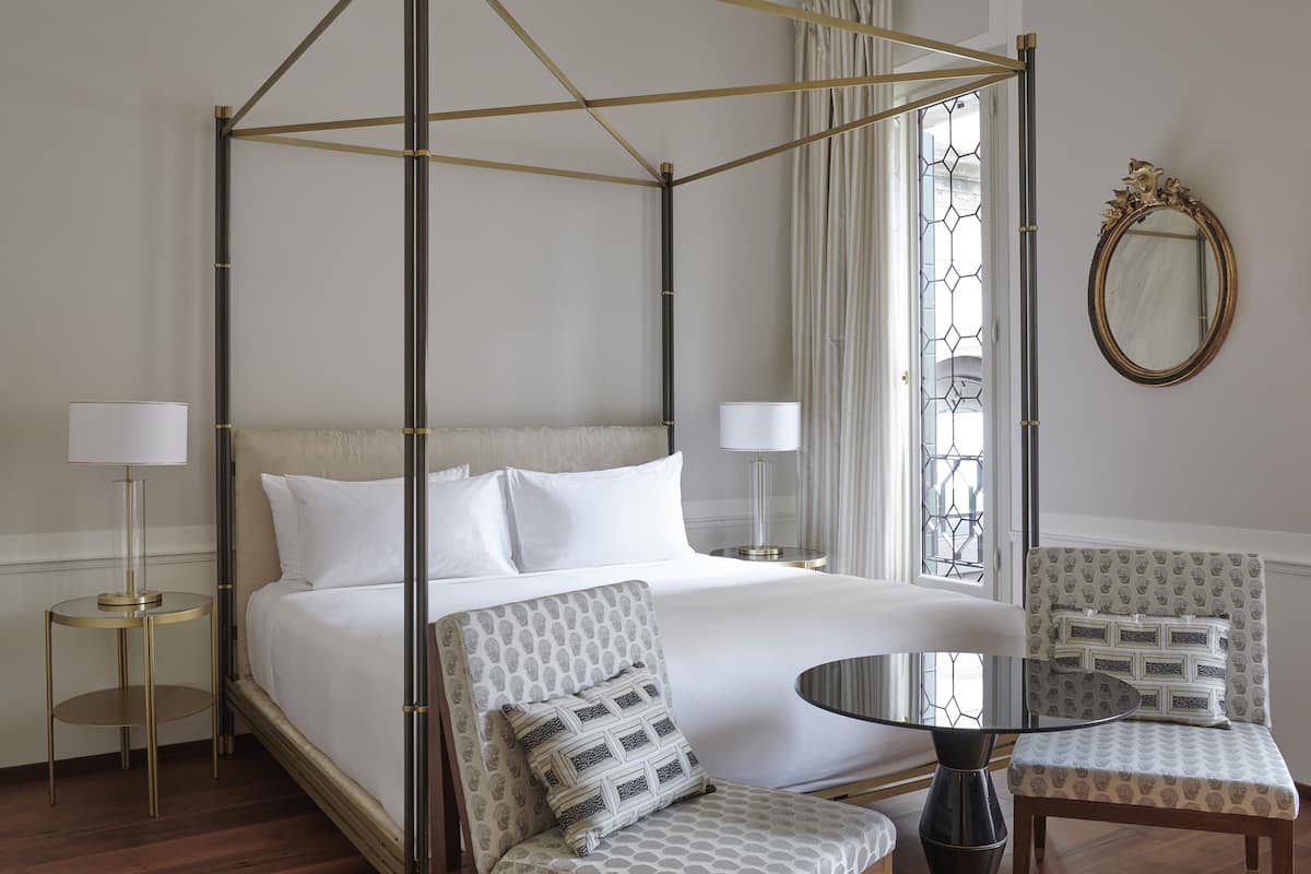 Habitación Deluxe (Corte Moise) | Ropa de cama de alta calidad, edredón y camas con efecto memoria