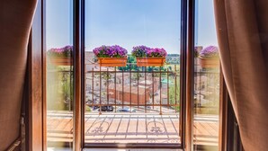 Ein Balkon mit Metallgeländer und Kübelpflanzen.