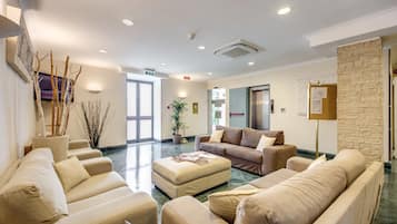 Coin salon dans le hall