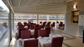 Petit déjeuner continental (10 EUR par personne)
