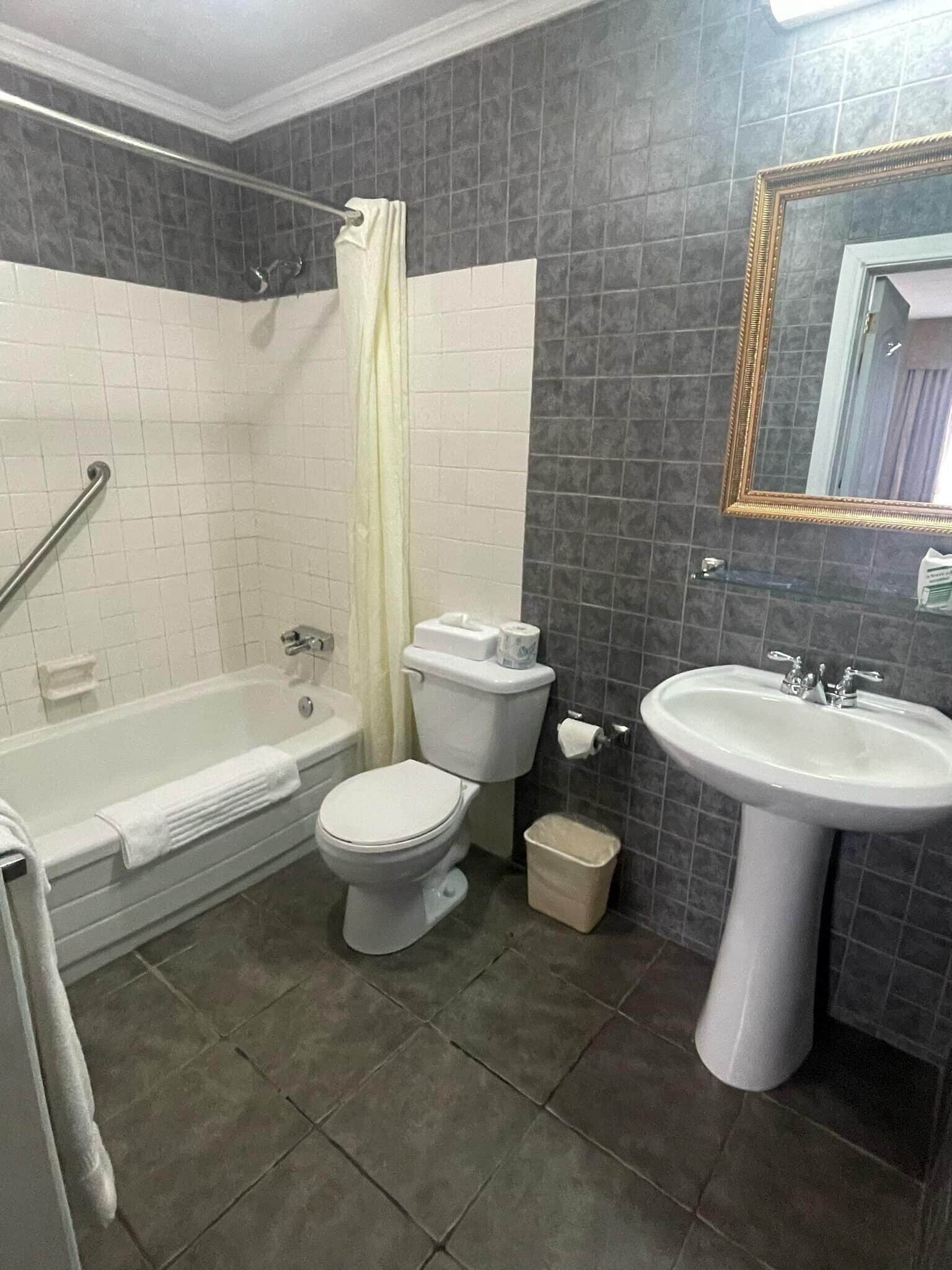Une salle de bain avec une baignoire, des toilettes et un lavabo.