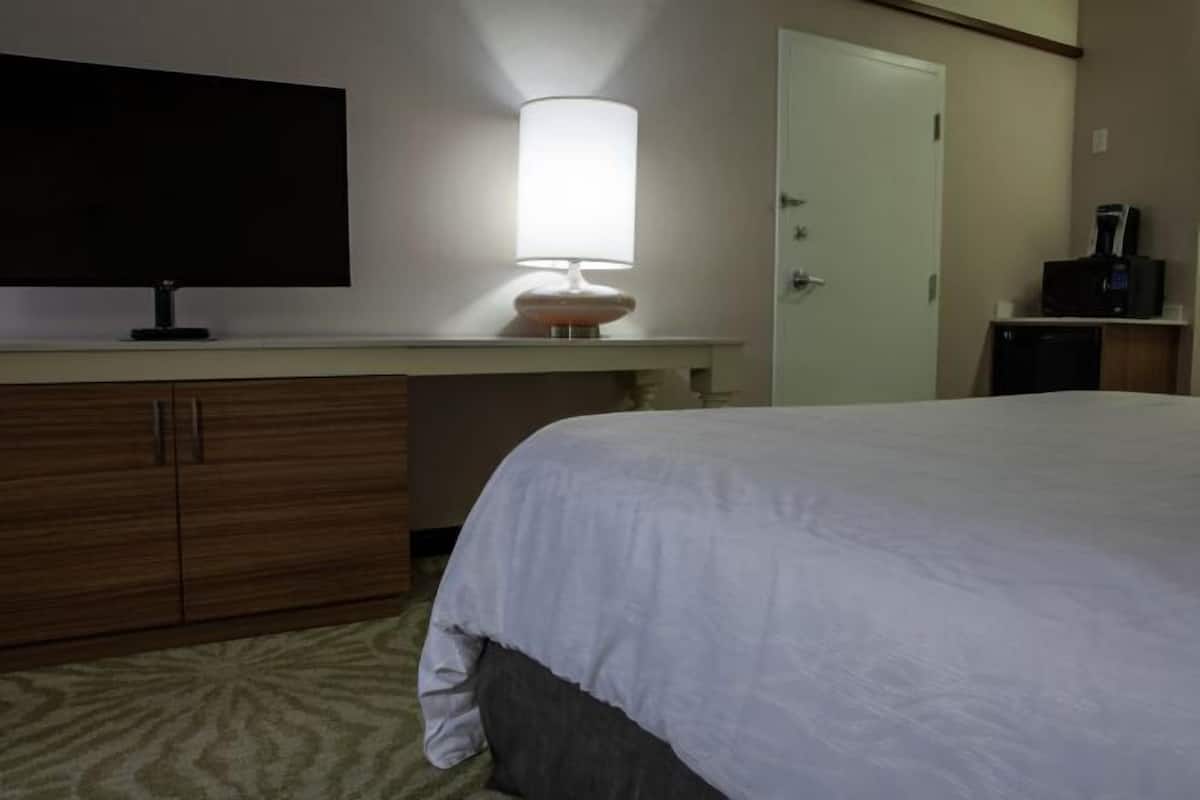 1 dormitorio, caja fuerte, escritorio y cortinas opacas