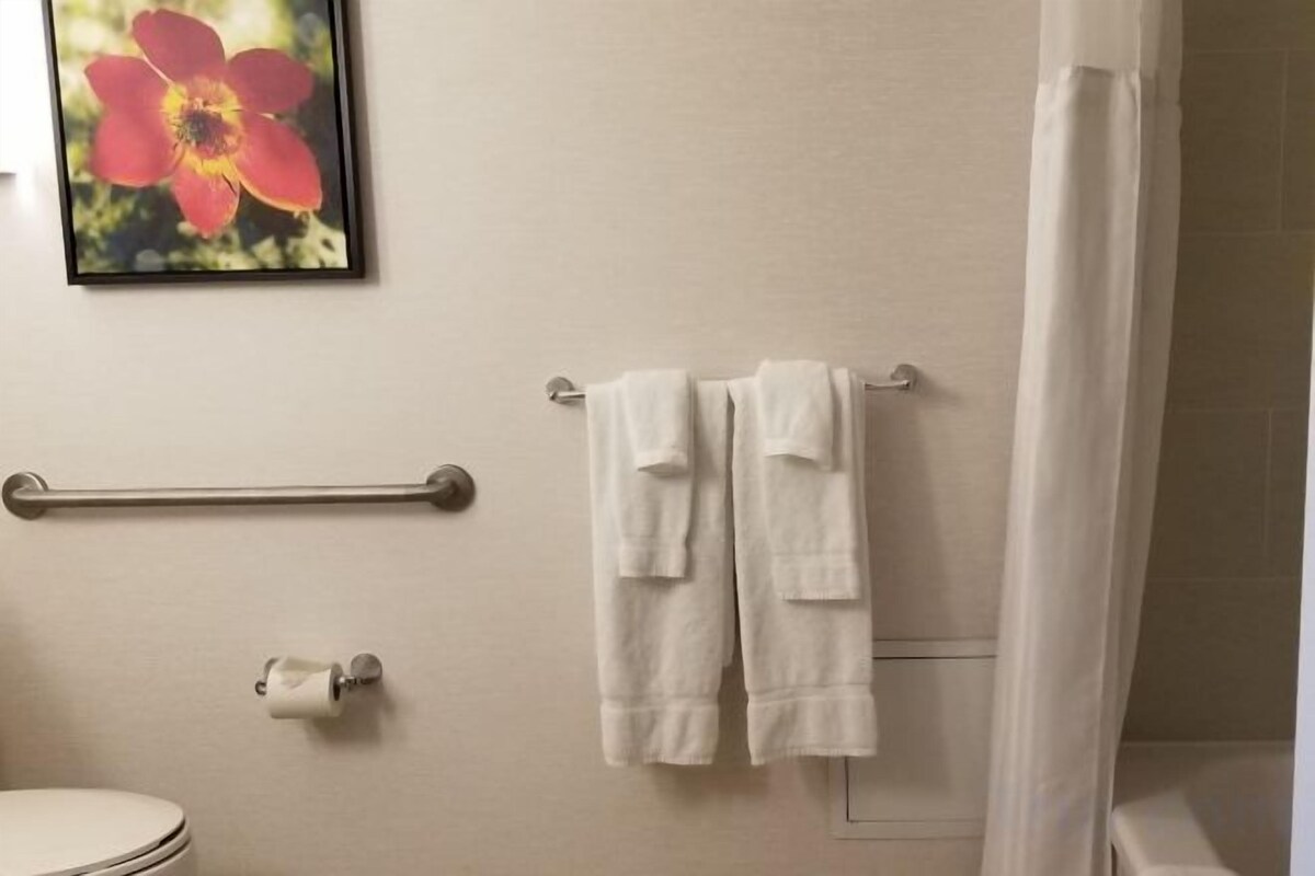 Amenidades de baño gratuitas, secadora de cabello, toallas 