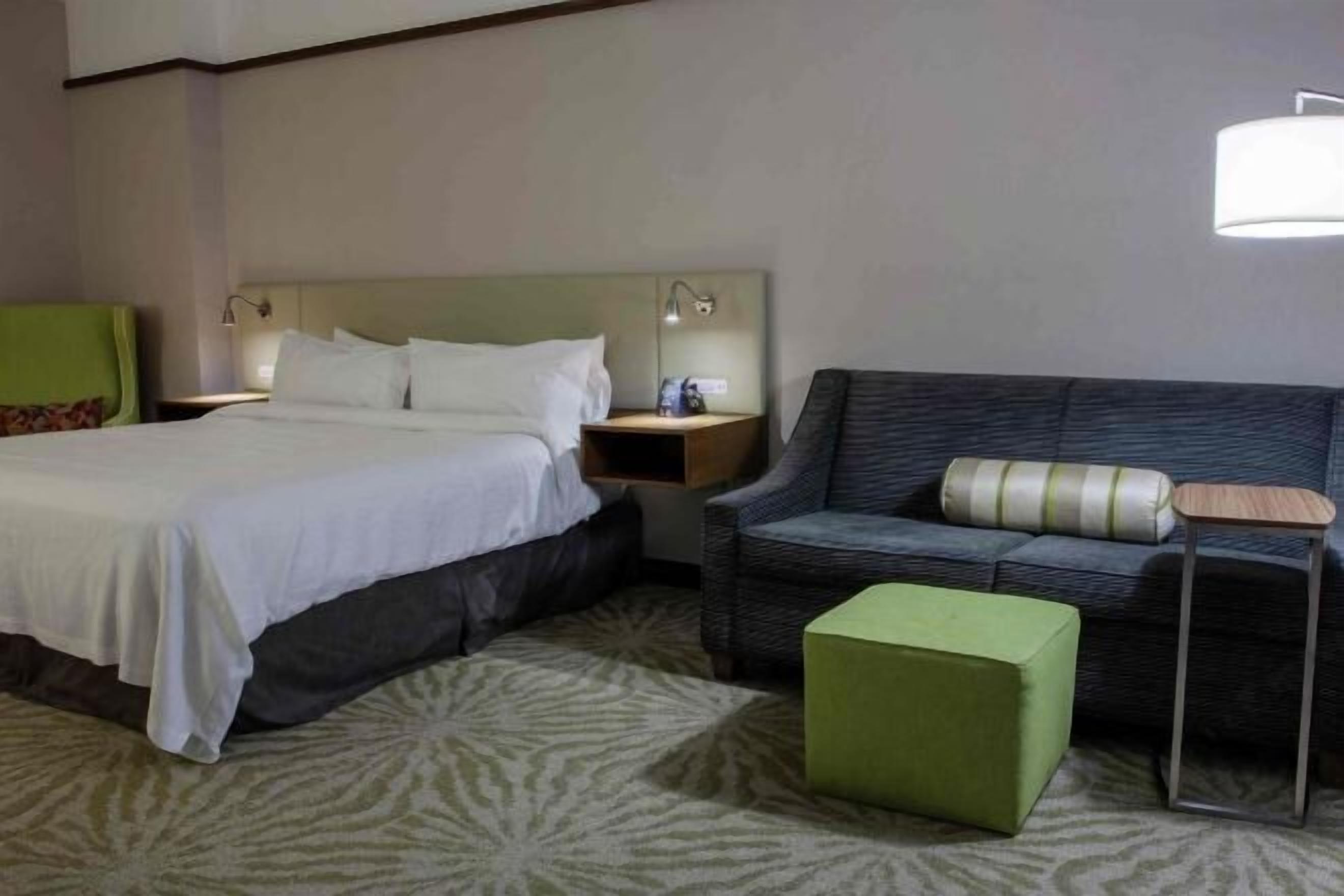 1 habitación, caja de seguridad en la habitación y escritorio 