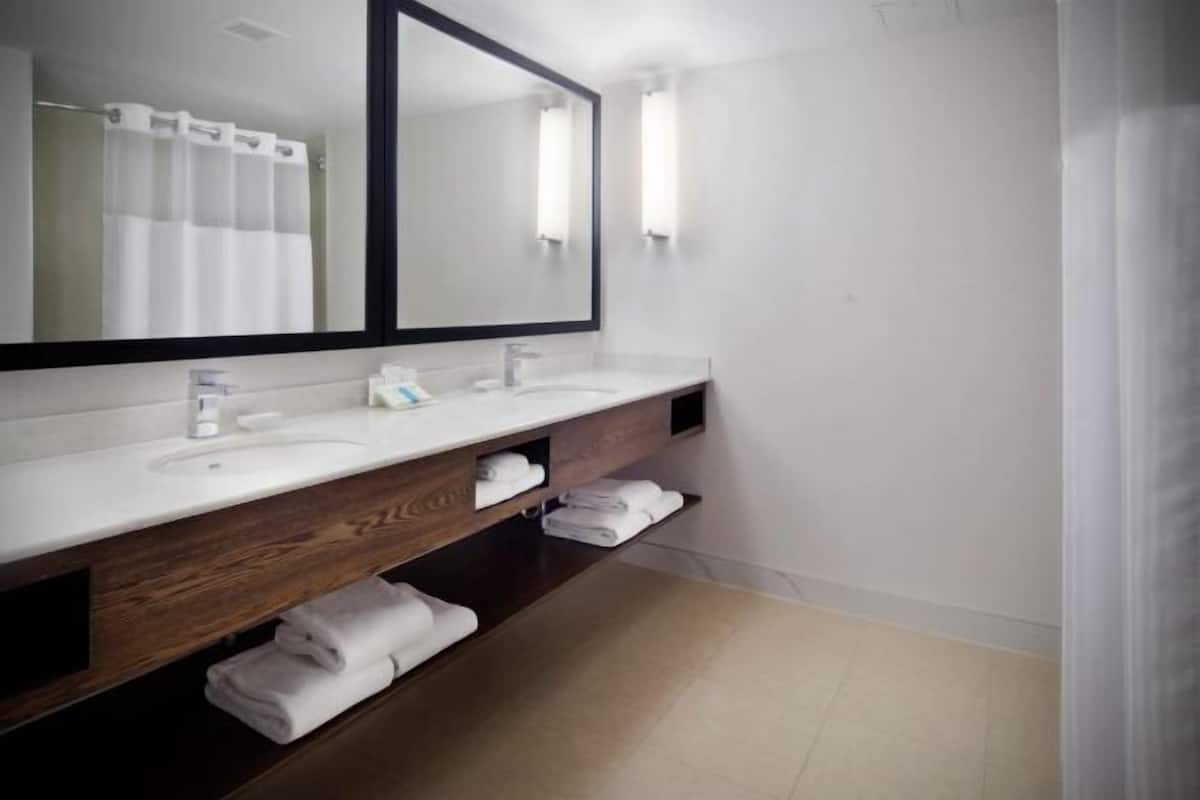 Baño | Artículos de higiene personal gratuitos, secador de pelo y toallas