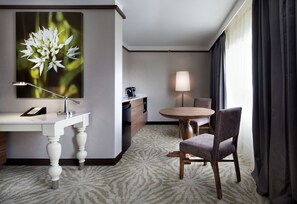 Suite Junior, 1 très grand lit et 1 canapé-lit | Coffre-fort, bureau, rideaux d’obscurcissement
