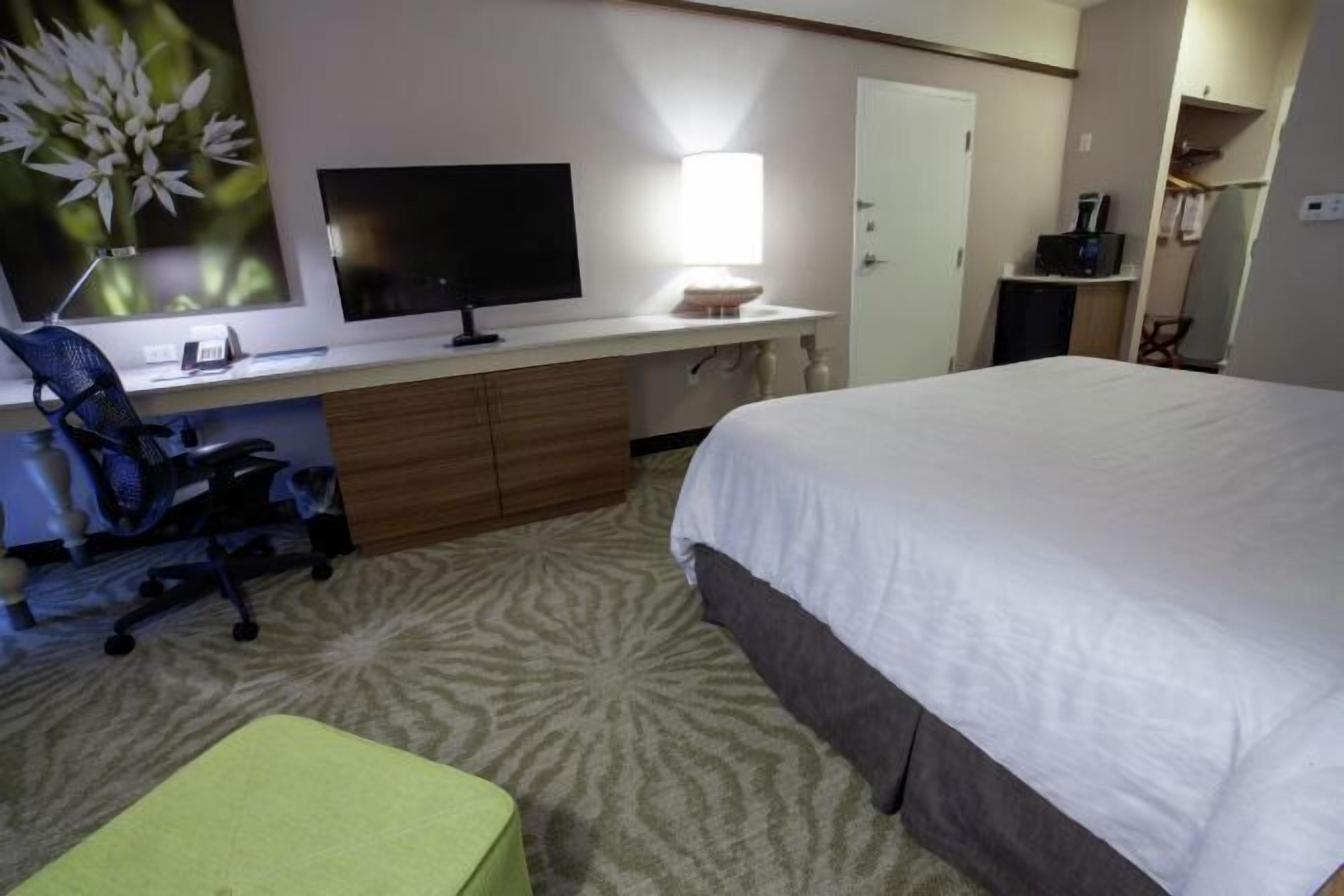 1 habitación, caja de seguridad en la habitación y escritorio 