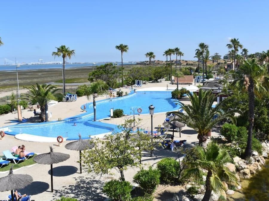 Piscina externa sazonal, espreguiçadeiras, salva-vidas no local