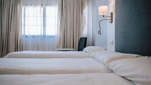 Hochwertige Bettwaren, Minibar, Zimmersafe, Schreibtisch