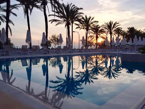 Una piscina cubierta, 2 piscinas al aire libre, sombrillas, tumbonas