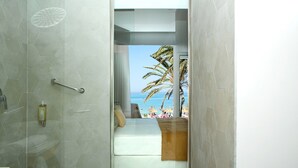 Phòng đôi Superior, ban công, quang cảnh biển | Buồng tắm vòi sen