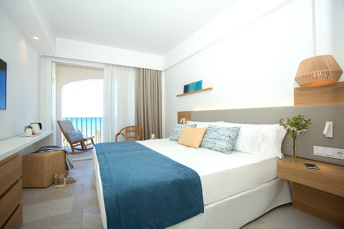 Double Room, Balcony, Sea View | In-room safe, blackout curtains, soundproofing, free WiFi