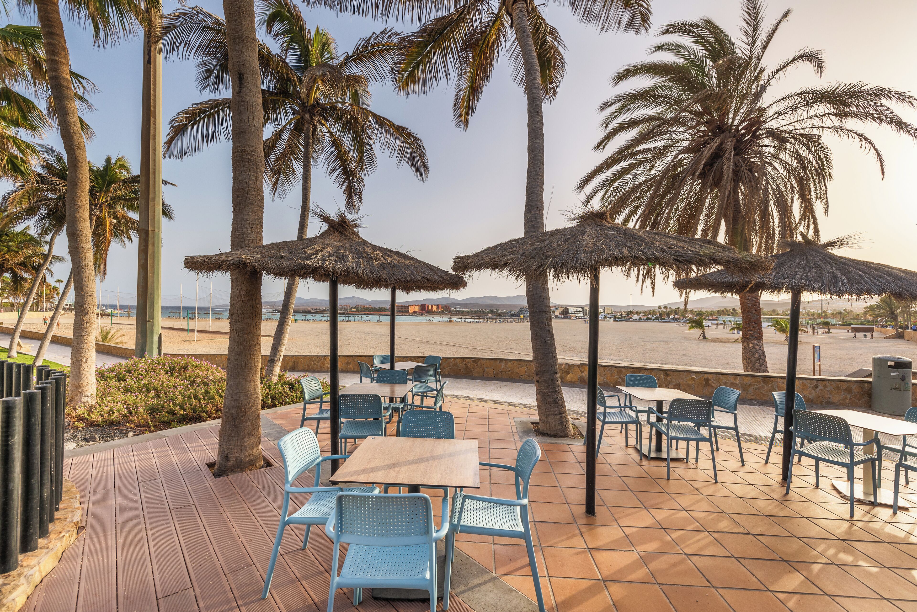 2 restaurants, breakfast, dinner served; international cuisine