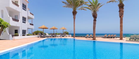 2 piscines extérieures, chaises longues, maîtres-nageurs sur place