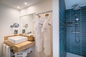 Rainfall showerhead, free toiletries, hair dryer, bathrobes - Barceló Fuerteventura Royal Level (Antigua)