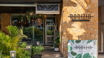 2 restaurantes; se sirven desayunos, cenas y cocina internacional