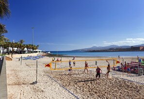In Strandnähe, weißer Sandstrand, Strandtücher, Schnorcheln