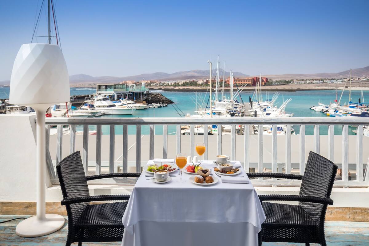 2 restaurants, breakfast, dinner served; international cuisine