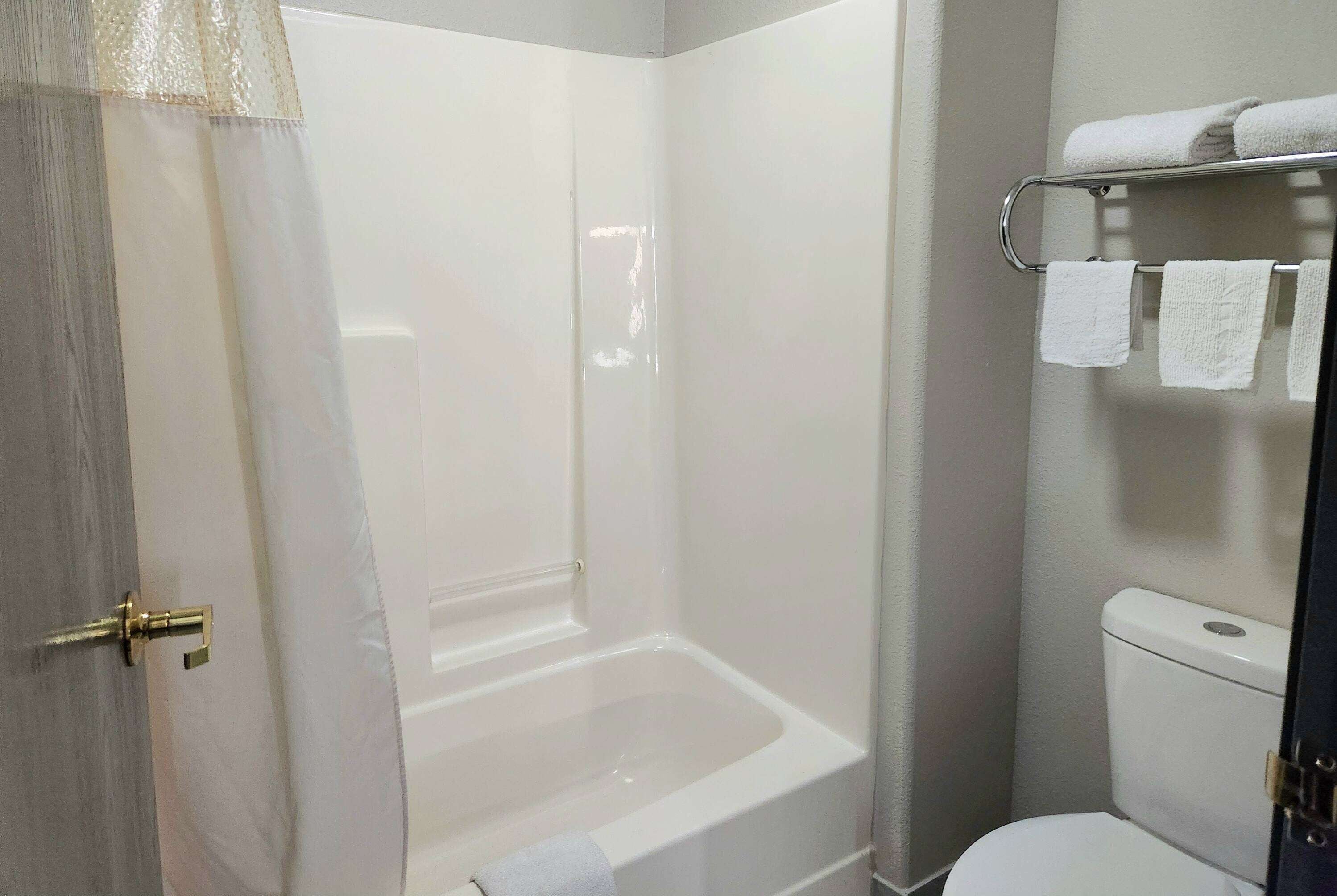 Combined shower/bathtub, free toiletries, hair dryer, towels