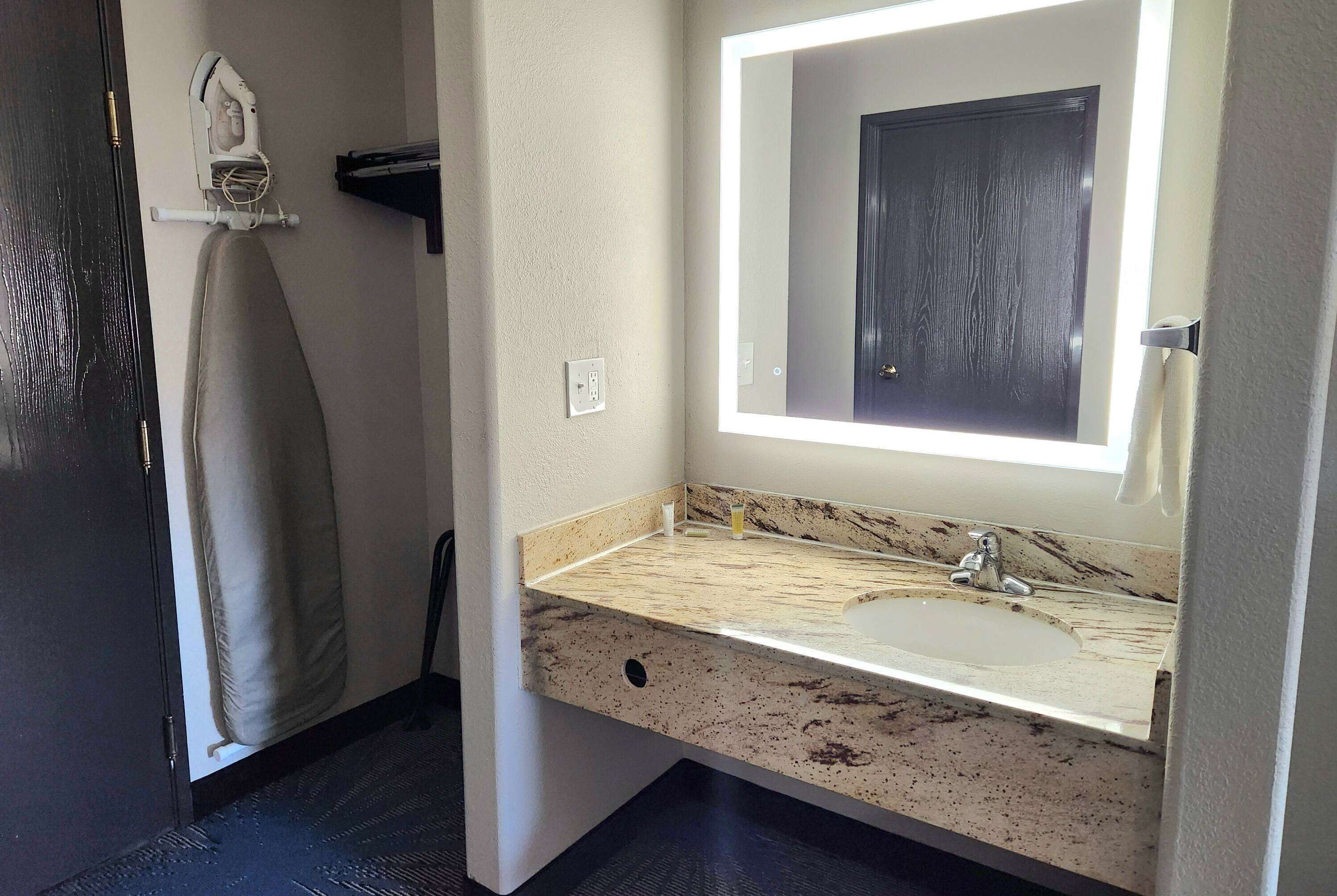 โต๊ะทำงาน, เตารีด/โต๊ะรีดผ้า, เปล/เตียงเด็กอ่อน (ฟรี), เตียงเสริม/เปล