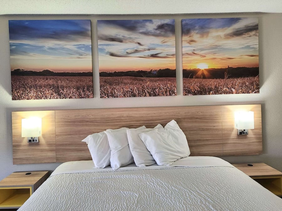 Meja kerja, setrika/meja setrika, dan tempat tidur bayi gratis