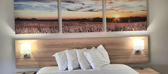Days Inn & Suites by Wyndham New Iberia